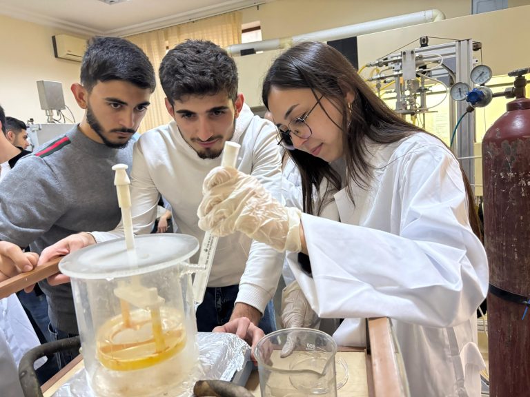 AzTU Students Conduct Practical Training at the Physics Institute Laboratory