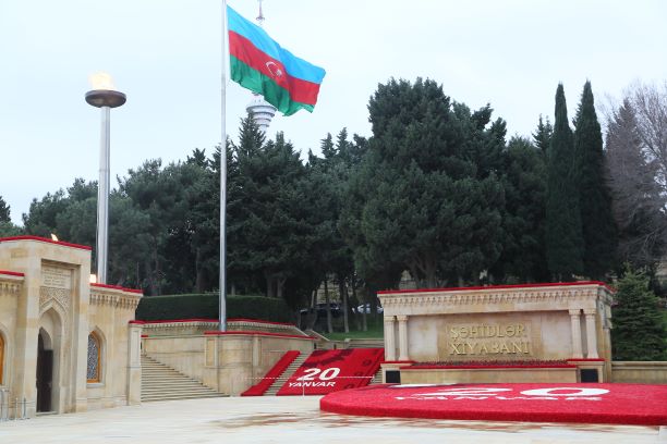 AzTU Staff Visit the Alley of Martyrs
